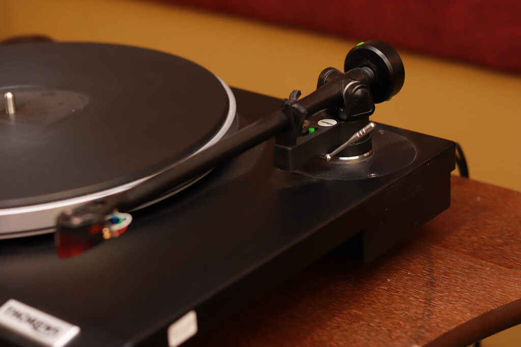 Audiophonie Montreal - Thorens TD800 and Ortofon 2M Red 6